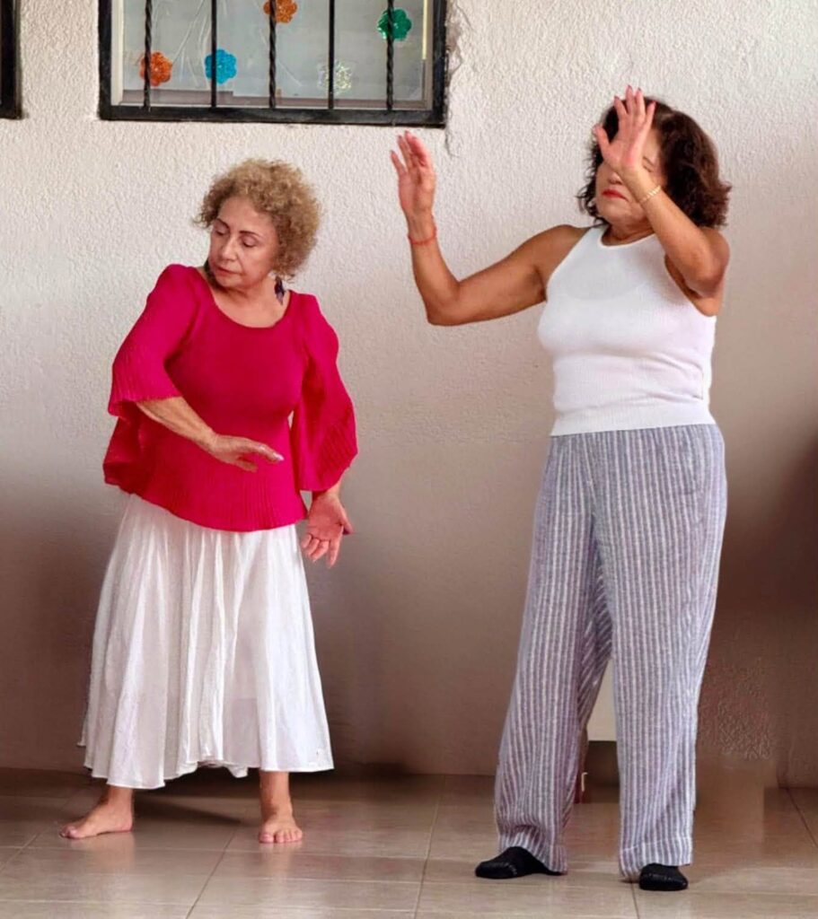 Usuarias del IMC participan en una sesión de biodanza como parte del Taller de Acompañamiento Tanatológico.