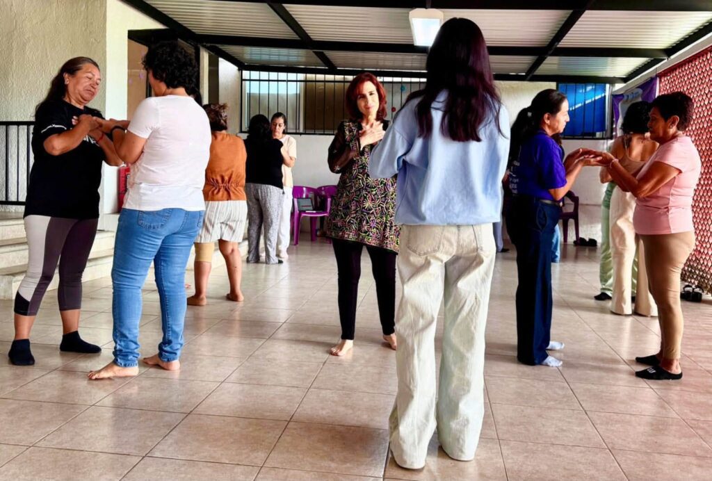 Usuarias del IMC participan en una sesión de biodanza como parte del Taller de Acompañamiento Tanatológico.
