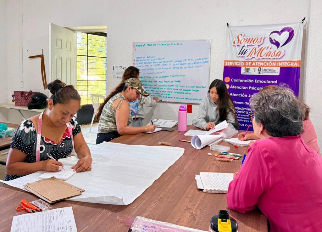 Usuarias del Instituto de la Mujer de Cuernavaca (IMC) participan en el Taller de costura básica en agosto.
