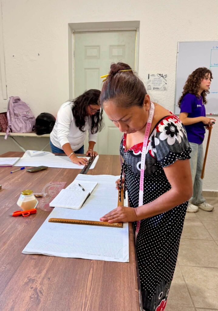 Usuarias del Instituto de la Mujer de Cuernavaca (IMC) participan en el Taller de costura básica en agosto.