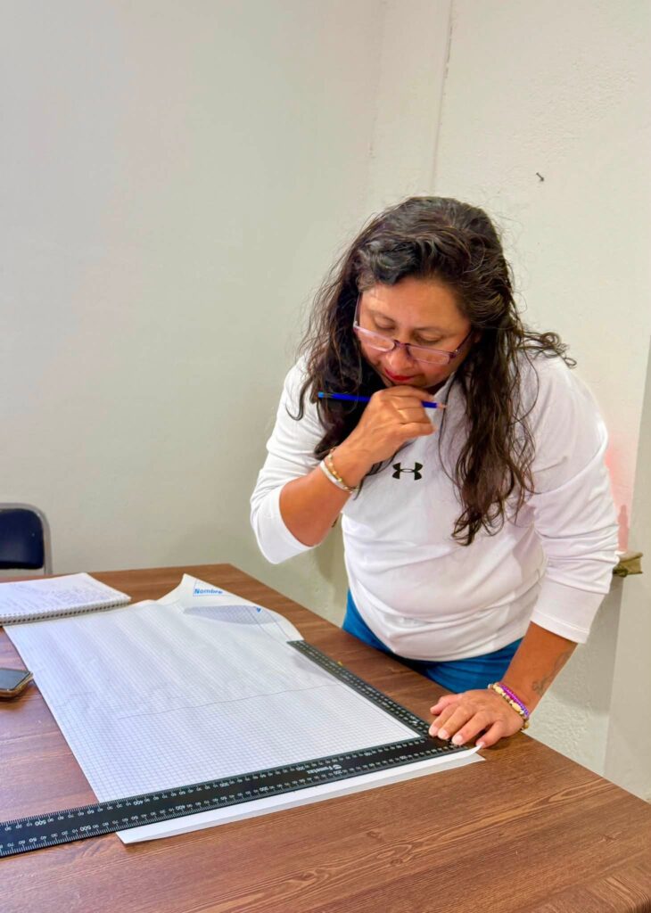 Usuarias del Instituto de la Mujer de Cuernavaca (IMC) participan en el Taller de costura básica en agosto.