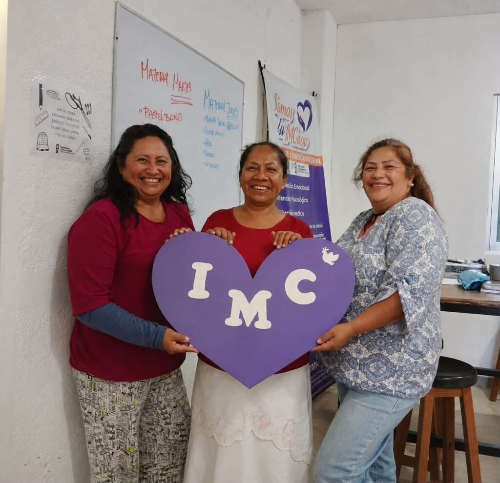 Usuarias del Instituto de la Mujer de Cuernavaca (IMC) participan en el taller de costura básica.