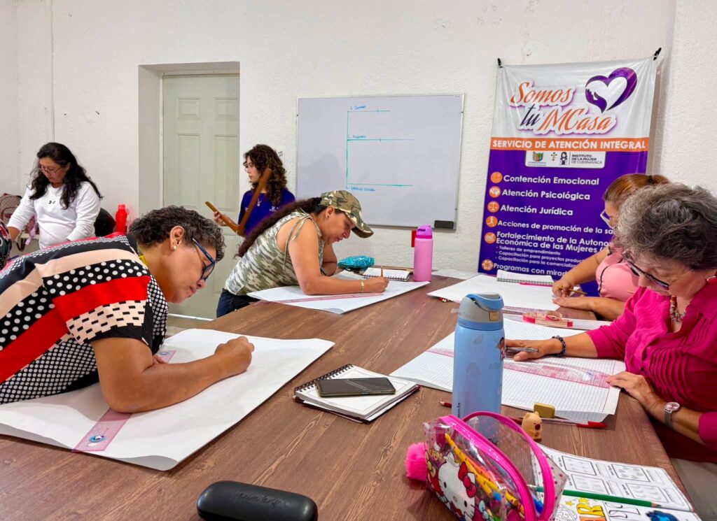 Usuarias del Instituto de la Mujer de Cuernavaca (IMC) participan en el Taller de costura básica en agosto.
