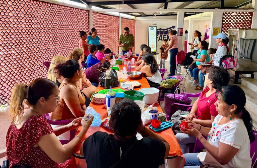 Usuarias del Instituto de la Mujer de Cuernavaca (IMC) participan en el taller de jabones artesanales con residuos.