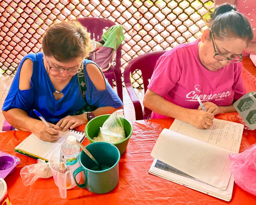 Usuarias del Instituto de la Mujer de Cuernavaca (IMC) participan en el taller de jabones artesanales con residuos.