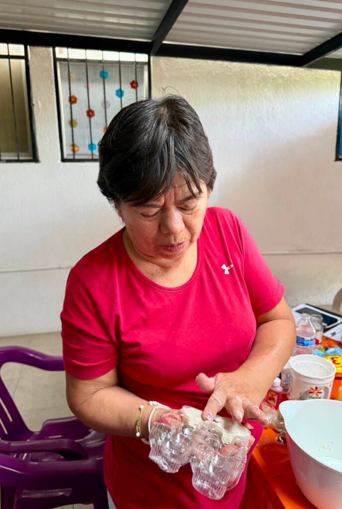 Usuarias del Instituto de la Mujer de Cuernavaca (IMC) participan en el taller de jabones artesanales con residuos.