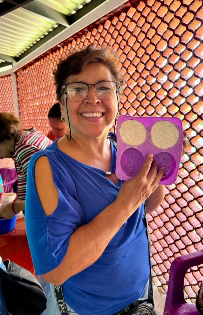 Usuarias del Instituto de la Mujer de Cuernavaca (IMC) participan en el taller de jabones artesanales con residuos.