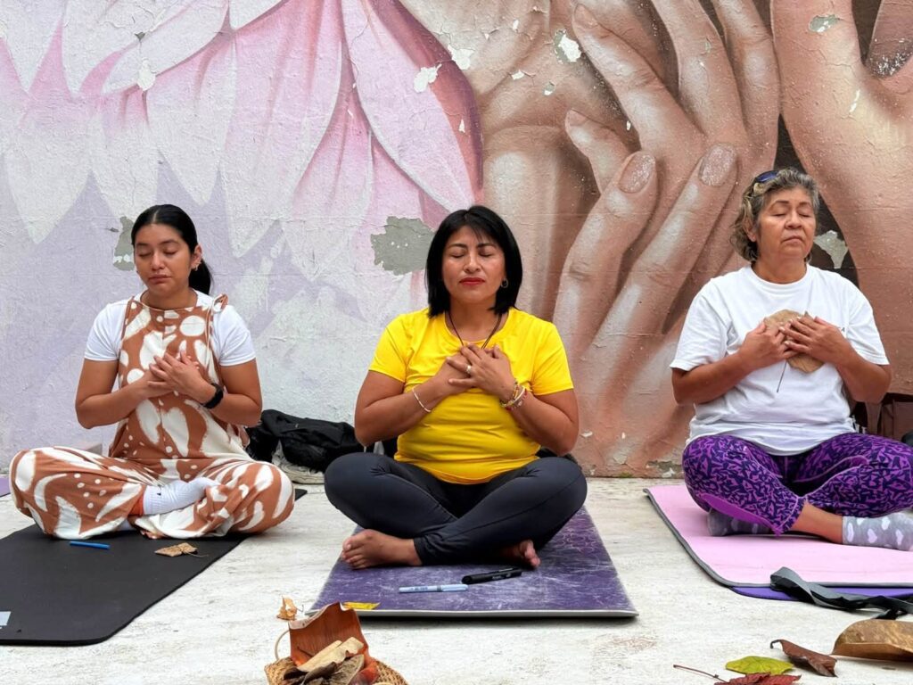 Participantes del IMC realizan ejercicios de yoga, respiración y reflexión durante una actividad especial por el equinoccio de otoño.