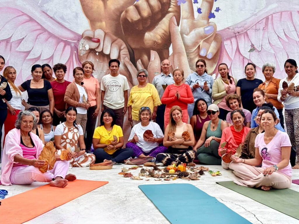 Participantes del IMC realizan ejercicios de yoga, respiración y reflexión durante una actividad especial por el equinoccio de otoño.