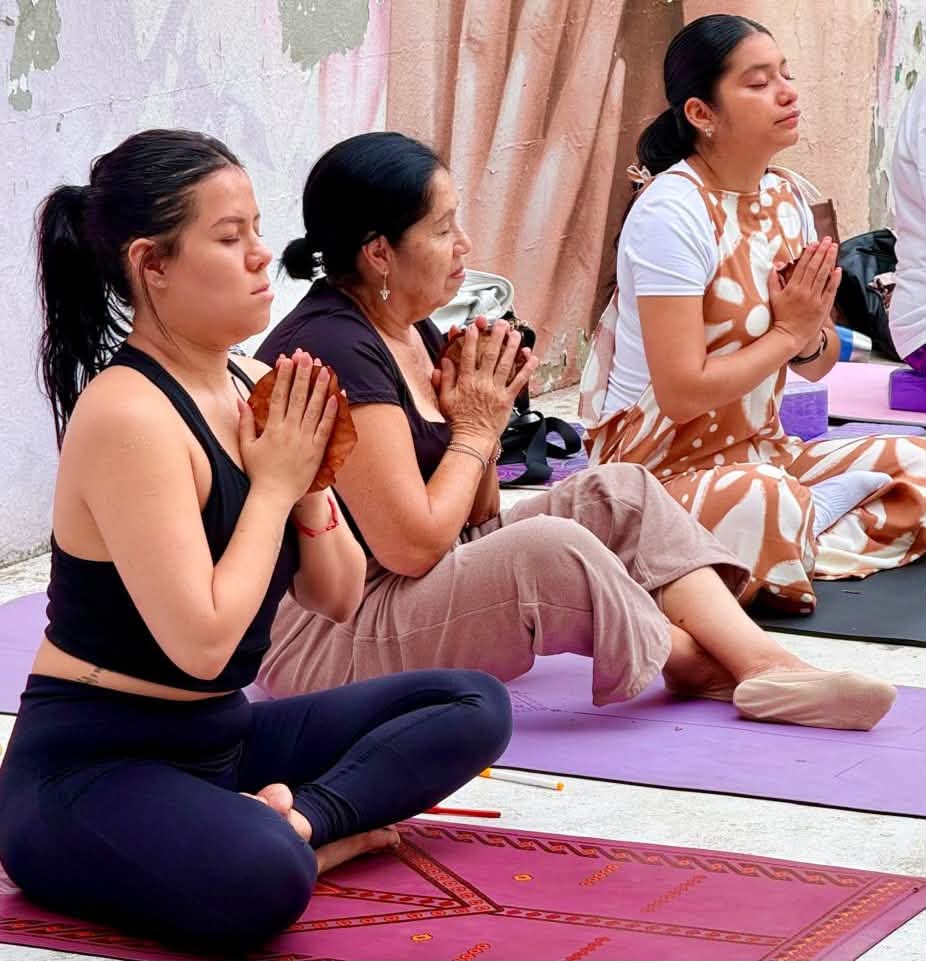 Participantes del IMC realizan ejercicios de yoga, respiración y reflexión durante una actividad especial por el equinoccio de otoño.