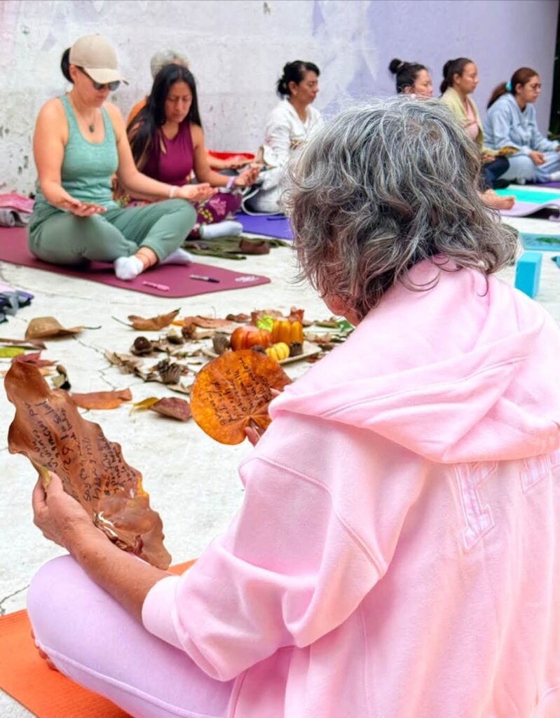 Participantes del IMC realizan ejercicios de yoga, respiración y reflexión durante una actividad especial por el equinoccio de otoño.