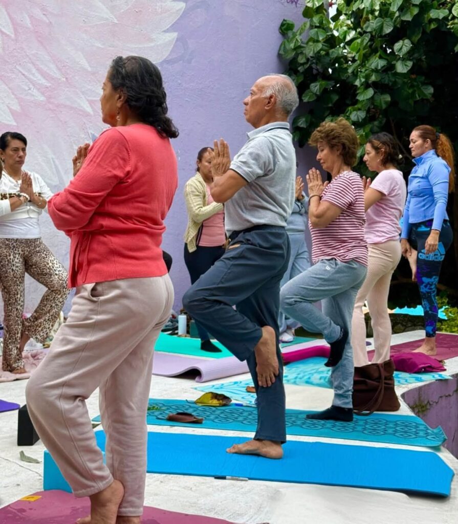 Participantes del IMC realizan ejercicios de yoga, respiración y reflexión durante una actividad especial por el equinoccio de otoño.