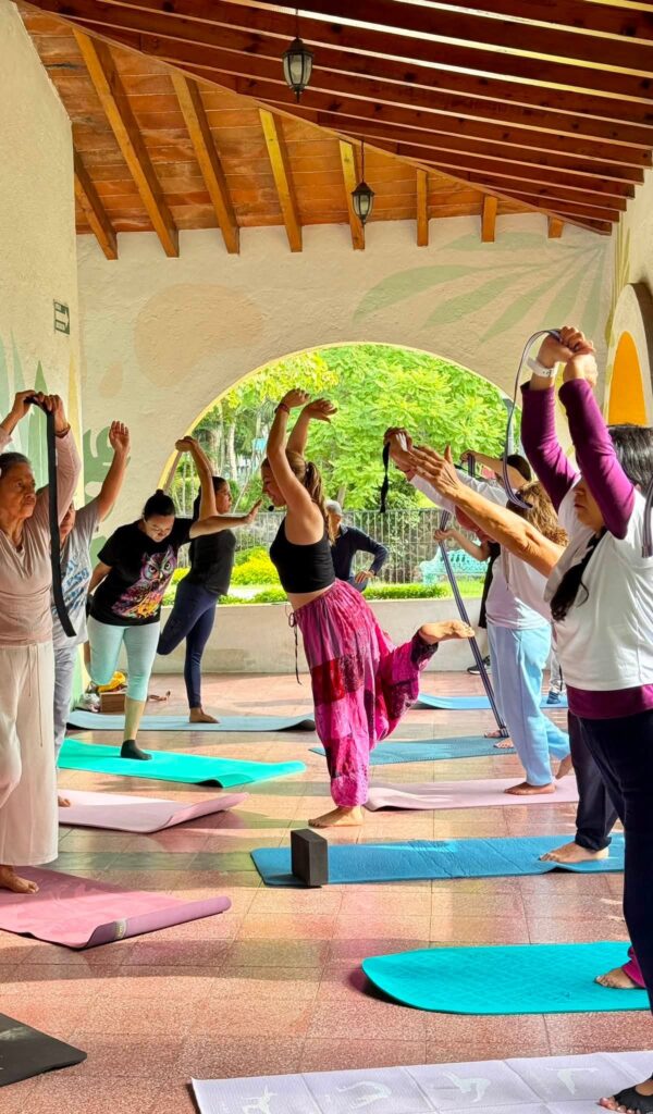 Usuarias del IMC participan en una sesión de yoga en el Parque Tlaltenango, fortaleciendo su bienestar físico y practicando el autocuidado.