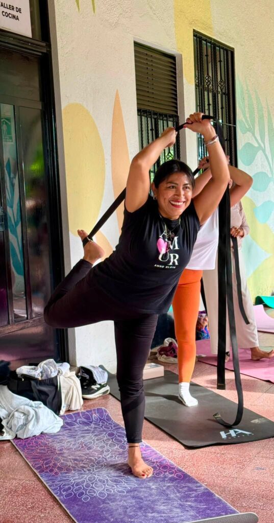 Usuarias del IMC participan en una sesión de yoga en el Parque Tlaltenango, fortaleciendo su bienestar físico y practicando el autocuidado.