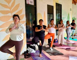 Usuarias del IMC participan en una sesión de yoga en el Parque Tlaltenango, fortaleciendo su bienestar físico y practicando el autocuidado.