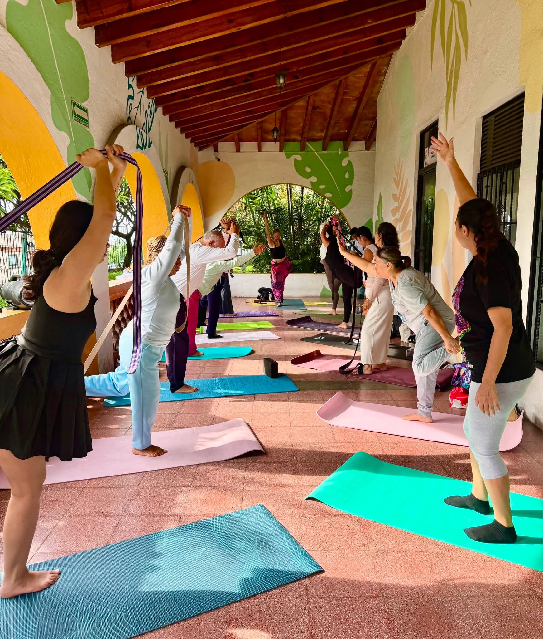 Usuarias del IMC participan en una sesión de yoga en el Parque Tlaltenango, fortaleciendo su bienestar físico y practicando el autocuidado.