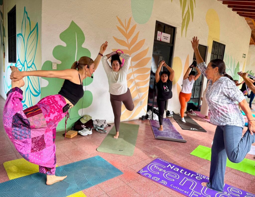 Usuarias del IMC participan en una sesión de yoga en el Parque Tlaltenango, fortaleciendo su bienestar físico y practicando el autocuidado.