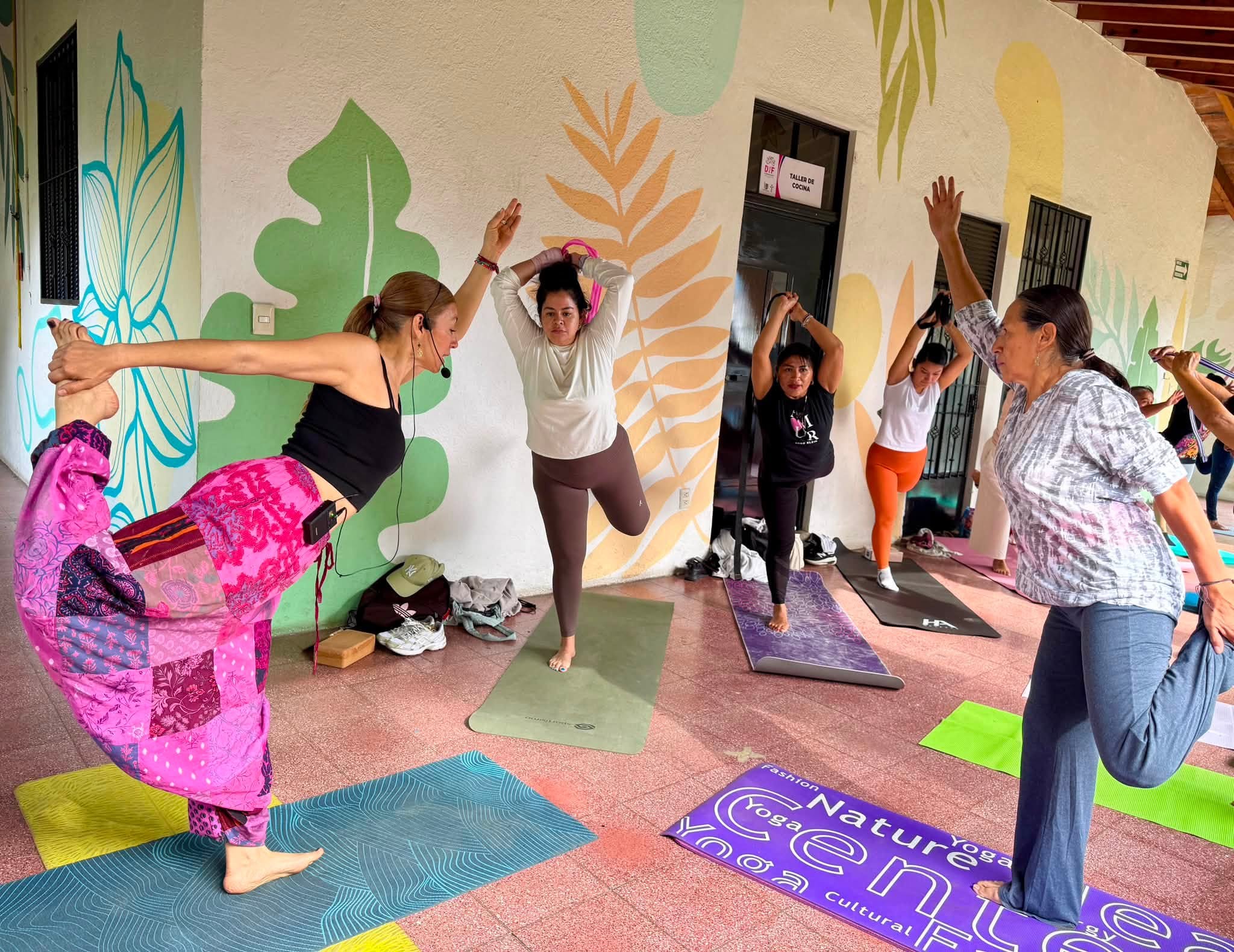 Usuarias del IMC participan en una sesión de yoga en el Parque Tlaltenango, fortaleciendo su bienestar físico y practicando el autocuidado.