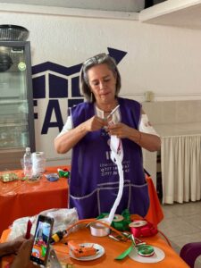 Participantes del FAEM elaboran moños patrios durante un taller en el Instituto de la Mujer de Cuernavaca (IMC)