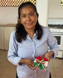 Participantes del FAEM elaboran moños patrios durante un taller en el Instituto de la Mujer de Cuernavaca (IMC)