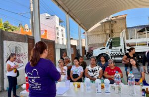 Habitantes de la colonia Los Pilares participan en una charla sobre el Violentómetro y en la elaboración de repelente natural para mosquitos.