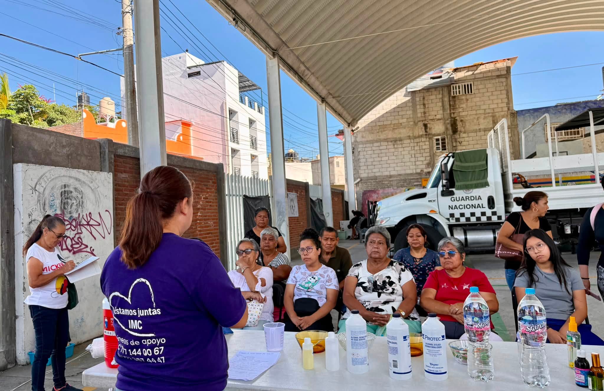 Habitantes de la colonia Los Pilares participan en una charla sobre el Violentómetro y en la elaboración de repelente natural para mosquitos.