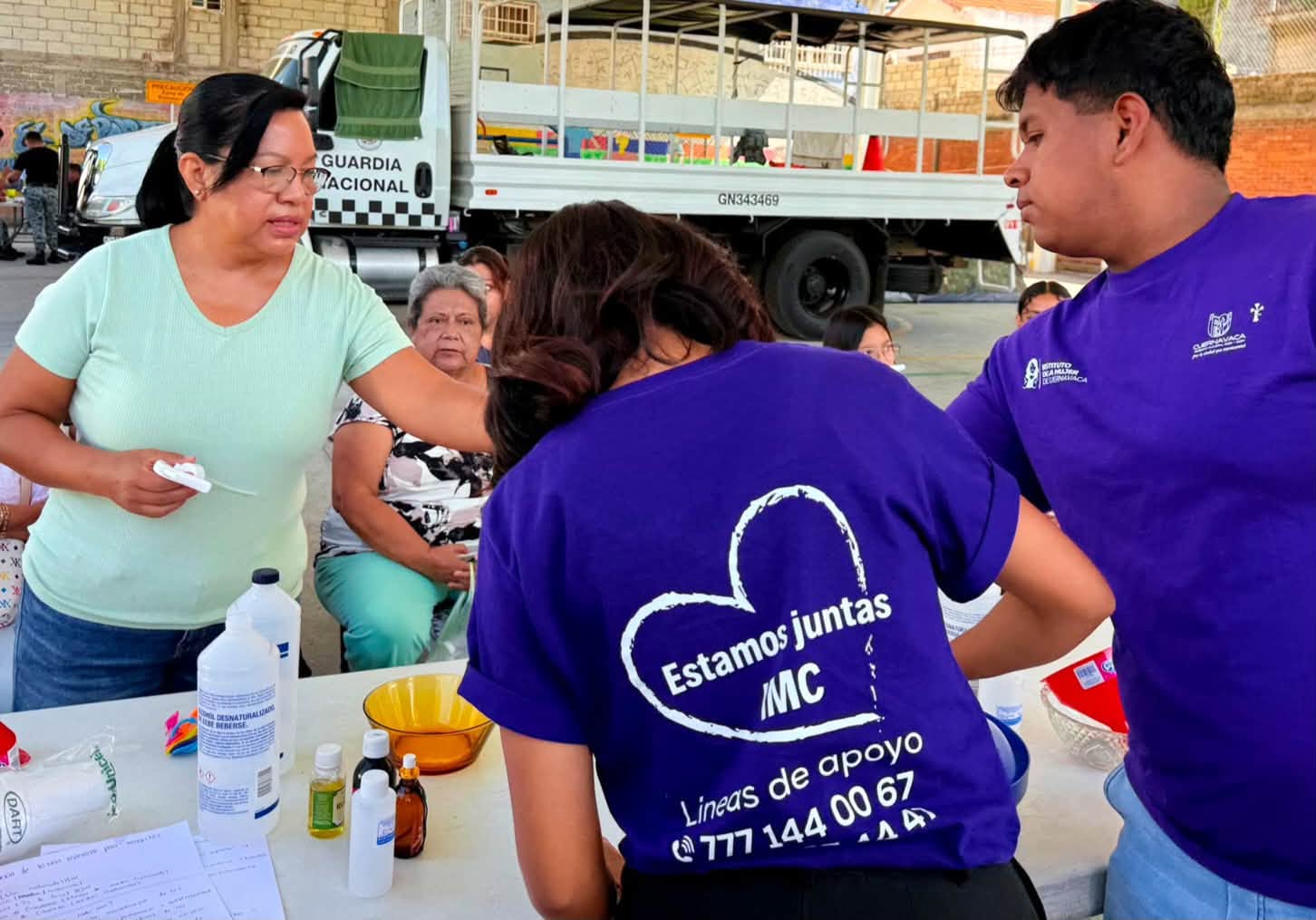 Habitantes de la colonia Los Pilares participan en una charla sobre el Violentómetro y en la elaboración de repelente natural para mosquitos.
