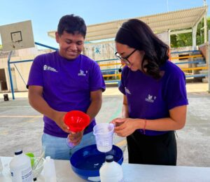 Habitantes de la colonia Los Pilares participan en una charla sobre el Violentómetro y en la elaboración de repelente natural para mosquitos.