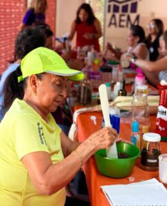 Participantes del IMC elaboran exfoliante de café durante un taller enfocado en productos naturales y alternativas de emprendimiento.