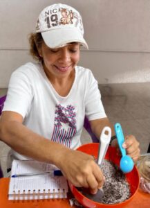 Participantes del IMC elaboran exfoliante de café durante un taller enfocado en productos naturales y alternativas de emprendimiento.