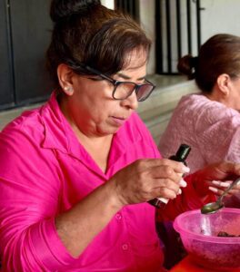 Participantes del IMC elaboran exfoliante de café durante un taller enfocado en productos naturales y alternativas de emprendimiento.