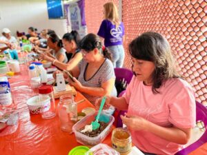 Participantes del IMC elaboran exfoliante de café durante un taller enfocado en productos naturales y alternativas de emprendimiento.