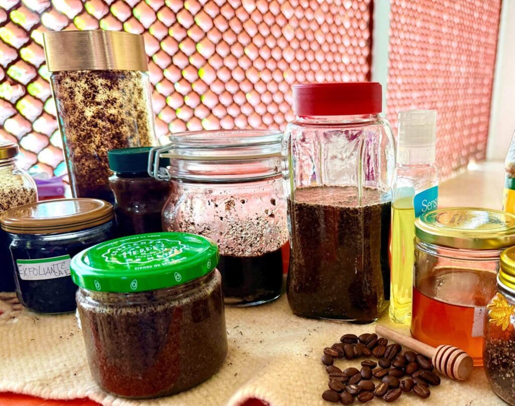 Participantes del IMC elaboran exfoliante de café durante un taller enfocado en productos naturales y alternativas de emprendimiento.