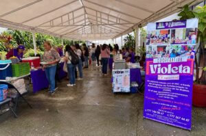 Integrantes de la Cooperativa Violeta del IMC exhiben sus productos en la Universidad La Salle, promoviendo el emprendimiento y la autonomía económica de las mujeres.
