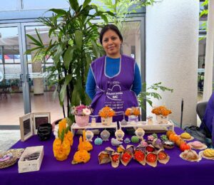 Integrantes de la Cooperativa Violeta del IMC exhiben sus productos en la Universidad La Salle, promoviendo el emprendimiento y la autonomía económica de las mujeres.