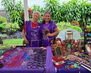Integrantes de la Cooperativa Violeta del IMC exhiben sus productos en la Universidad La Salle, promoviendo el emprendimiento y la autonomía económica de las mujeres.