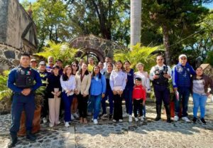 Madres de familia y mujeres de la comunidad participan en la conformación del Comité MUCPAZ y en una marcha exploratoria en el entorno de la Escuela Primaria Fray Bartolomé.