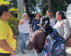 Madres de familia y mujeres de la comunidad participan en la conformación del Comité MUCPAZ y en una marcha exploratoria en el entorno de la Escuela Primaria Fray Bartolomé.