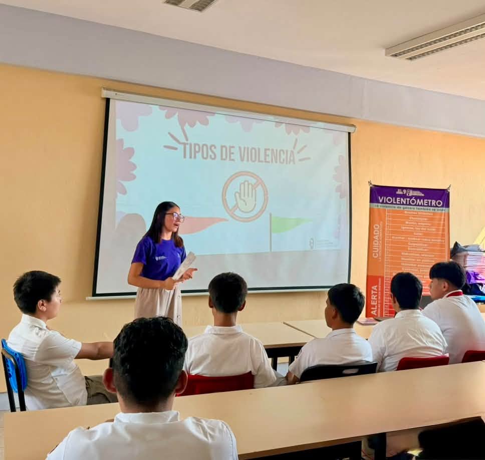 Estudiantes de tercer grado de la Secundaria José Vizcaíno Pérez participan en la plática “Amor sin abuso”, impartida por el IMC para prevenir la violencia en el noviazgo.