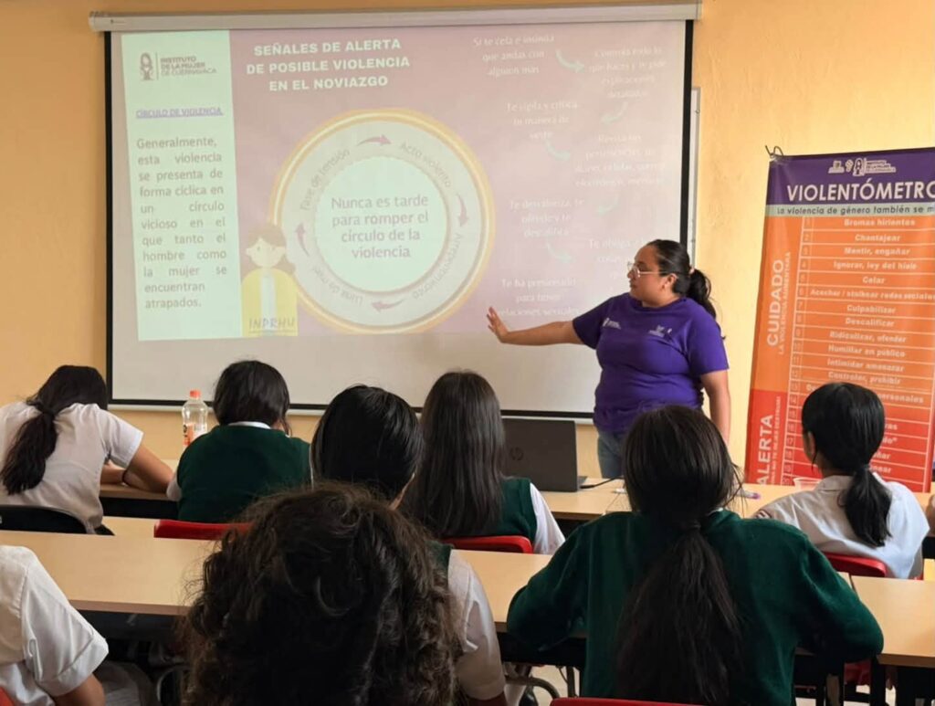 Estudiantes de tercer grado de la Secundaria José Vizcaíno Pérez participan en la plática “Amor sin abuso”, impartida por el IMC para prevenir la violencia en el noviazgo.