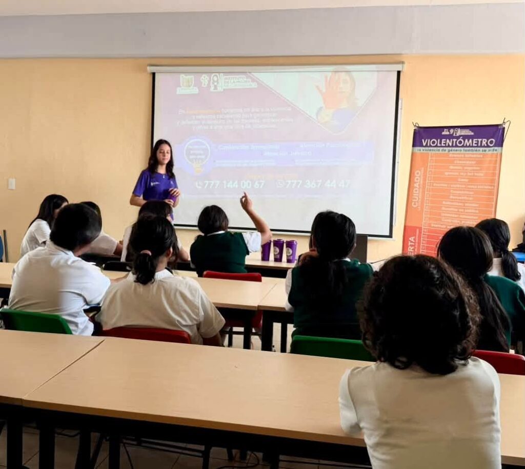 Estudiantes de tercer grado de la Secundaria José Vizcaíno Pérez participan en la plática “Amor sin abuso”, impartida por el IMC para prevenir la violencia en el noviazgo.