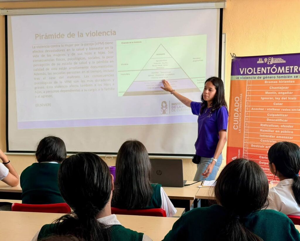 Estudiantes de tercer grado de la Secundaria José Vizcaíno Pérez participan en la plática “Amor sin abuso”, impartida por el IMC para prevenir la violencia en el noviazgo.