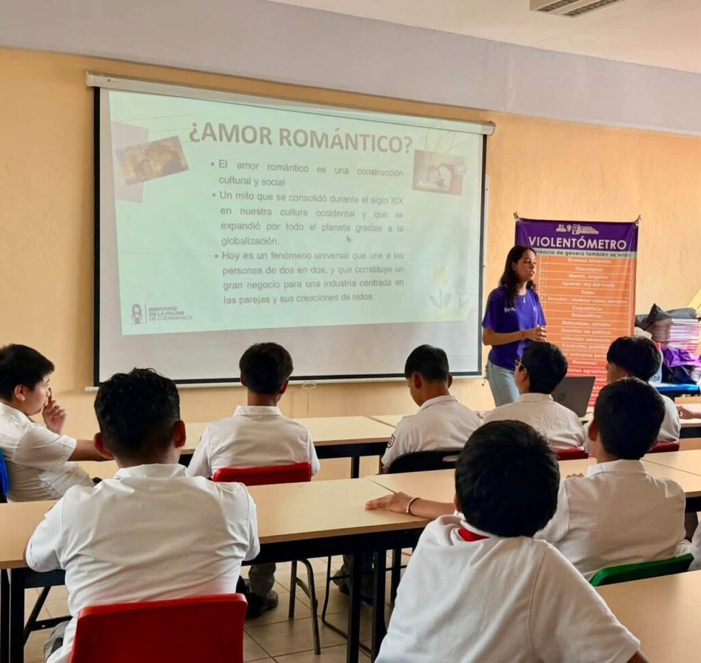 Estudiantes de tercer grado de la Secundaria José Vizcaíno Pérez participan en la plática “Amor sin abuso”, impartida por el IMC para prevenir la violencia en el noviazgo.