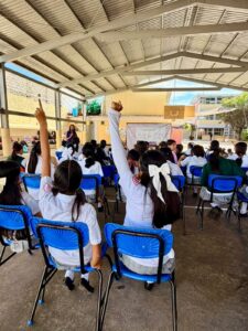 Estudiantes de la Secundaria José Vizcaíno Pérez participan en una plática del IMC sobre prevención del acoso escolar, respeto y convivencia pacífica.