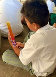 Estudiantes de la Secundaria José Vizcaíno Pérez participan en una plática del IMC sobre prevención del acoso escolar, respeto y convivencia pacífica.