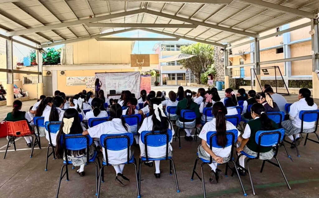 Estudiantes de la Secundaria José Vizcaíno Pérez participan en una plática del IMC sobre prevención del acoso escolar, respeto y convivencia pacífica.
