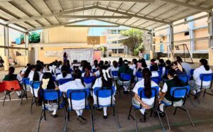 Estudiantes de la Secundaria José Vizcaíno Pérez participan en una plática del IMC sobre prevención del acoso escolar, respeto y convivencia pacífica.