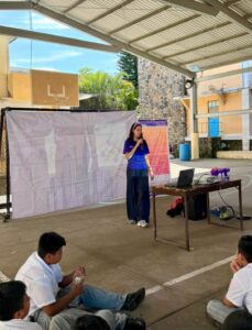 Estudiantes de la Secundaria José Vizcaíno Pérez participan en una plática del IMC sobre prevención del acoso escolar, respeto y convivencia pacífica.