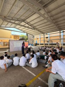 Estudiantes de la Secundaria José Vizcaíno Pérez participan en una plática del IMC sobre prevención del acoso escolar, respeto y convivencia pacífica.
