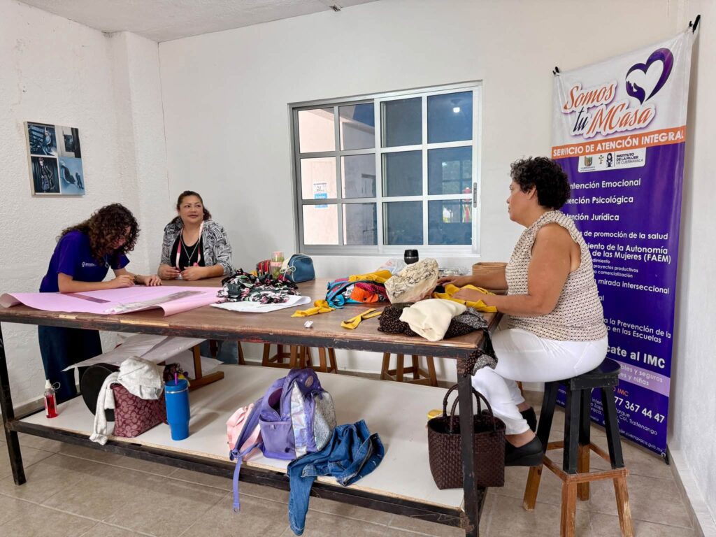 Participantes del taller de costura del FAEM avanzan en la elaboración de un pantalón, poniendo en práctica sus habilidades y conocimientos de confección.